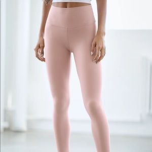ARITZIA TnAction
TnaBUTTER™ Atmosphere Hi-Rise Legging